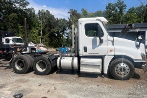 2013 Freightliner Cascadia Truck-SemiTractor